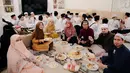Namun, tiba-tiba di akhir pembelajaran, santri-santrinya memberikan hadiah yang indah untuknya. Para santri memberikan buket jajanan dan bingkai bertuliskan kata-kata ucapan terima kasih kepada sang guru. Selesai itu, tampak tasyakuran diramaikan pula oleh para pengajar lain. (Liputan6.com/IG/@okisetianadewi)