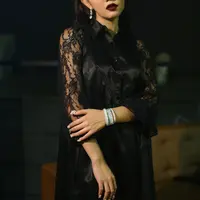 Bella Shofie. (Outwear+kaos by @iroo_indonesia. Skirt by Day n Night. Accecories by @mondial. Fotografer by NickyGunawan +62878 8532 2924 IG @nicknock_28. Fashion Stylist by @iwanlatiff. Make-up by @bubahalfian. Lokasi: Foundry SCBD)