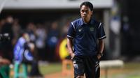 Pelatih caretaker Persib Bandung, Budiman, saat mendampingi Maung Bandung menghadapi PSS Sleman di Stadion Maguwoharjo, Sleman, pada laga pekan kelima BRI Liga 1 2022/2023, Jumat (19/8/2022). (Bola.com/Bagaskara Lazuardi)