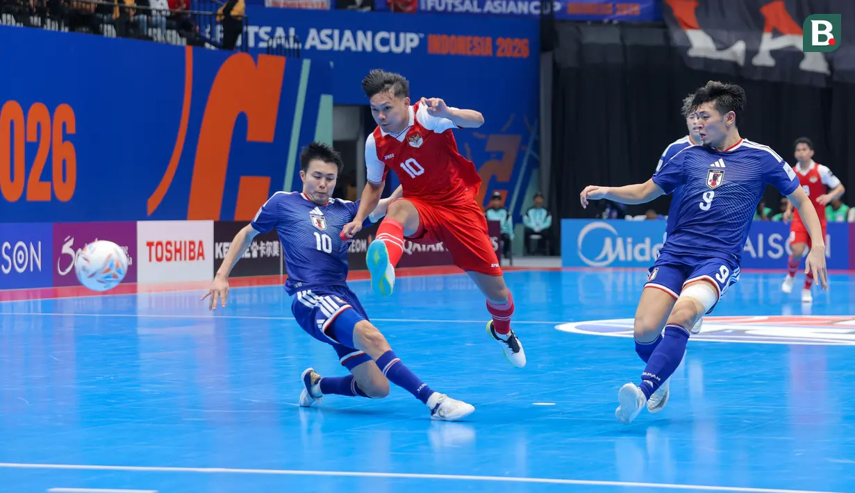 Pemain Timnas Futsal Indonesia, Firman Adriansyah mencetak gol ke gawang Jepang dalam laga semifinal Piala Asia Futsal 2026 di Indonesia Arena, Senayan, Jakarta, Kamis (05/02/2026). (Bola.com/Bagaskara Lazuardi)