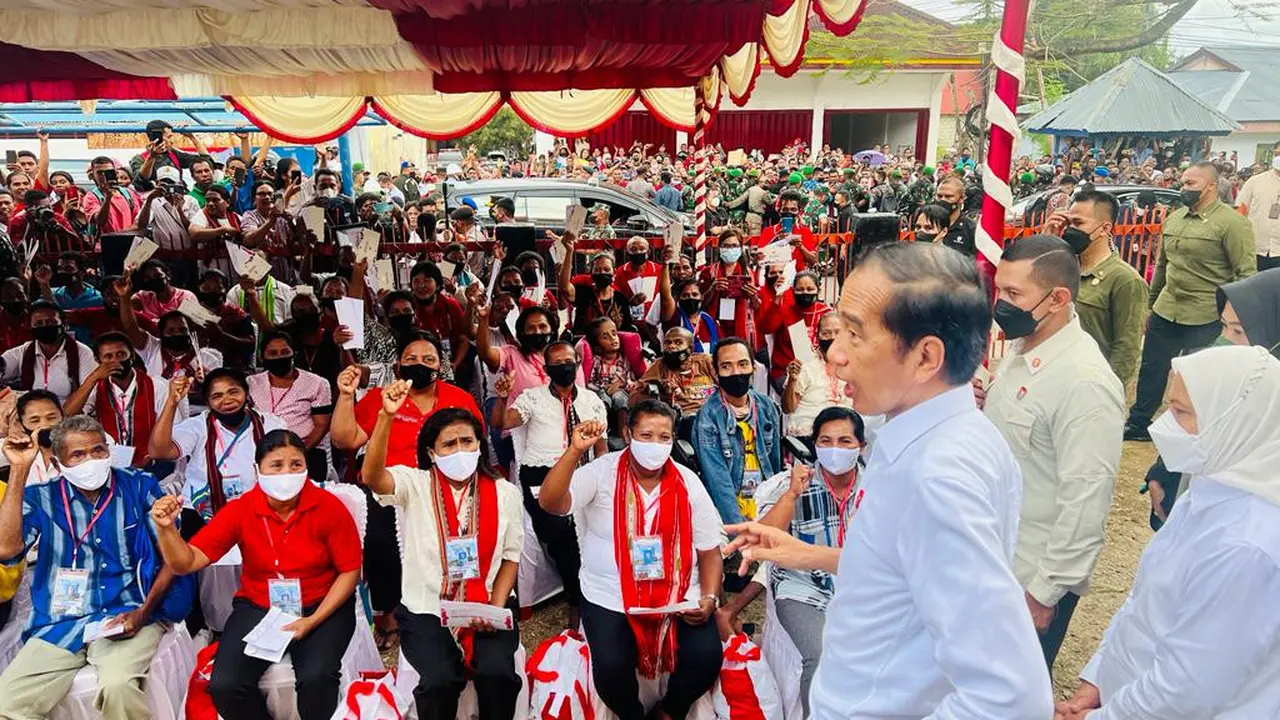 Presiden Jokowi mengecek pemberian bantuan langsung tunai (BLT) BBM dan BLT Produktif kepada masyarakat di Kabupaten Kepulauan Tanimbar.