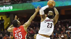 Pemain Cleveland Cavaliers, LeBron James (23) melakukan tembakan saat dihadang pemain New Orleans Pelicans, E'Twaun Moore (55) pada laga NBA di Quicken Loans Arena, (2/1/2017). Cavs menang  90-82. (Reeuters/Ken Blaze-USA TODAY Sports)
