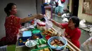 Aktivitas warga saat terjadi banjir rob yang menggenangi perkampungan/rumah mereka di Muara Angke, Jakarta, Kamis (4/1). Banjir rob ini terjadi lantaran pengaruh dari Super Moon, sehingga mengakibatkan debit air naik. (Liputan6.com/JohanTallo)