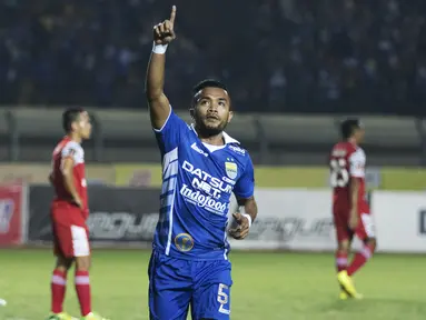 Penyerang Persib, Zulham Zamrun, merayakan gol yang dicetaknya ke gawang Martapura FC dalam lanjutan Piala Presiden 2015 di Stadion Si Jalak Harupat, Bandung. Kamis (10/9/2015). (Bola.com/Vitalis Yogi Trisna)