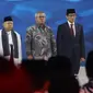 Cawapres nomor urut 01 Ma'ruf Amin dan nomor urut 02 Sandiaga Uno, moderator debat serta Ketua KPU Arief Budiman menyanyikan lagu kebangsaan Indonesia Raya sebelum debat cawapres 2019 di Hotel Sultan, Jakarta, Minggu (17/3). (Liputan6.com/Johan Tallo)