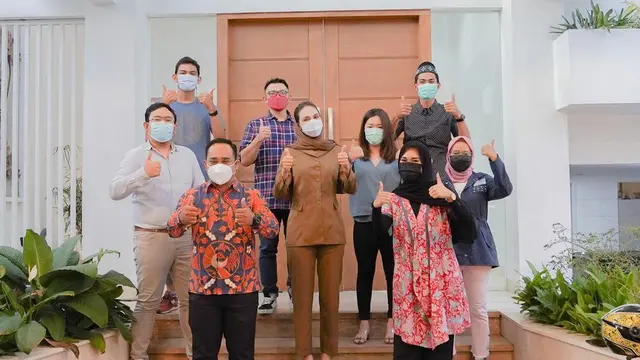 Blusukan Bareng Warga, Ini 5 Potret Luna Maya Jadi Ketua RT di Hari Pertama