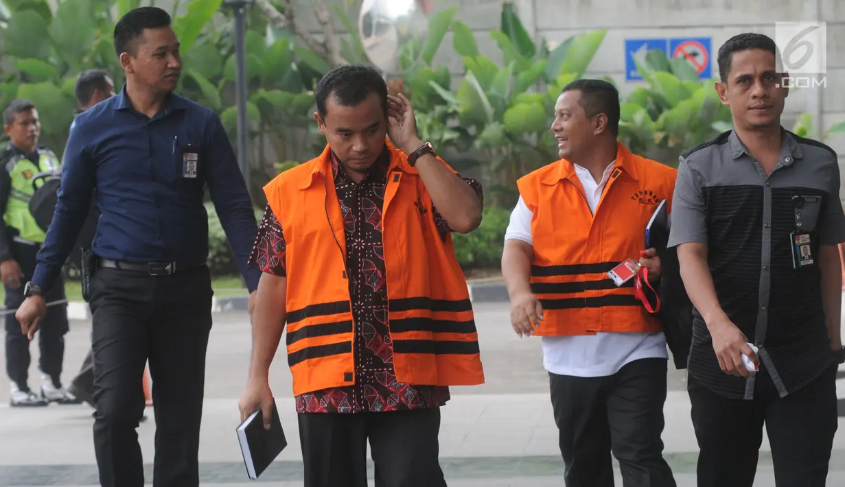 Bupati Purbalingga Tasdi dan Bupati Mojokerto non aktif Mustofa Kamal Pasa tiba untuk menjalani pemeriksaan lanjutan di Gedung KPK, Jakarta, Kamis (28/6). Dua bupati ini diperiksa dengan kasus yang berbeda. (Merdeka.com/Dwi Narwoko)