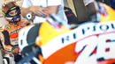 Ekspresi pebalap Repsol Honda, Dani Pedrosa menanti giliran mengikuti sesi latihan bebas pada balapan San Marino Moto GP Grand Prix di Marco Simoncelli Circuit, Misano (9/9/2017). (AFP/Andreas Solaro)