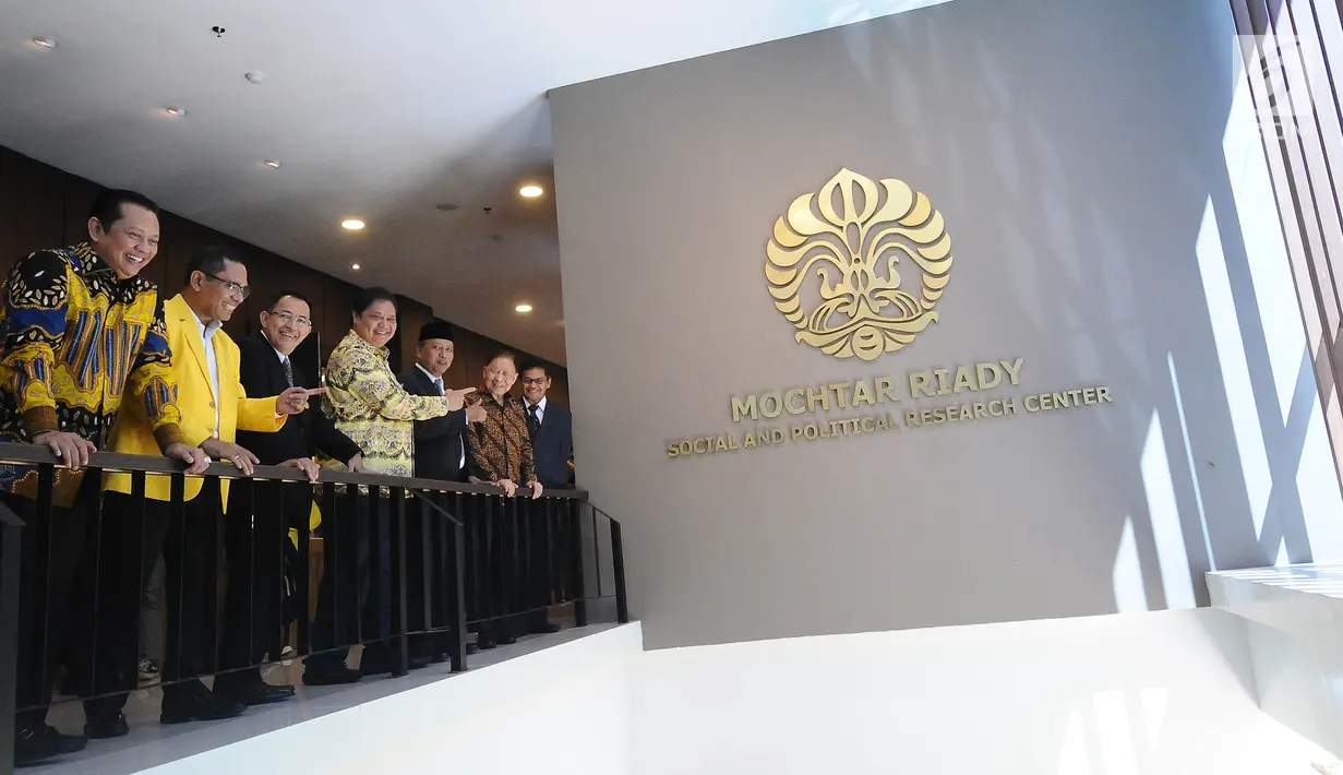 Menristekdikti Mohamad Nasir dan Ketua DPR Bambang Soesatyo menghadiri peresmian pembangunan kembali Gedung C FISIP Universitas Indonesia (UI) di Depok, Jawa Barat, Kamis (2/5/2019). Gedung tersebut diberi nama Mochtar Riady Social & Political Research Center. (Liputan6.com/Herman Zakharia)