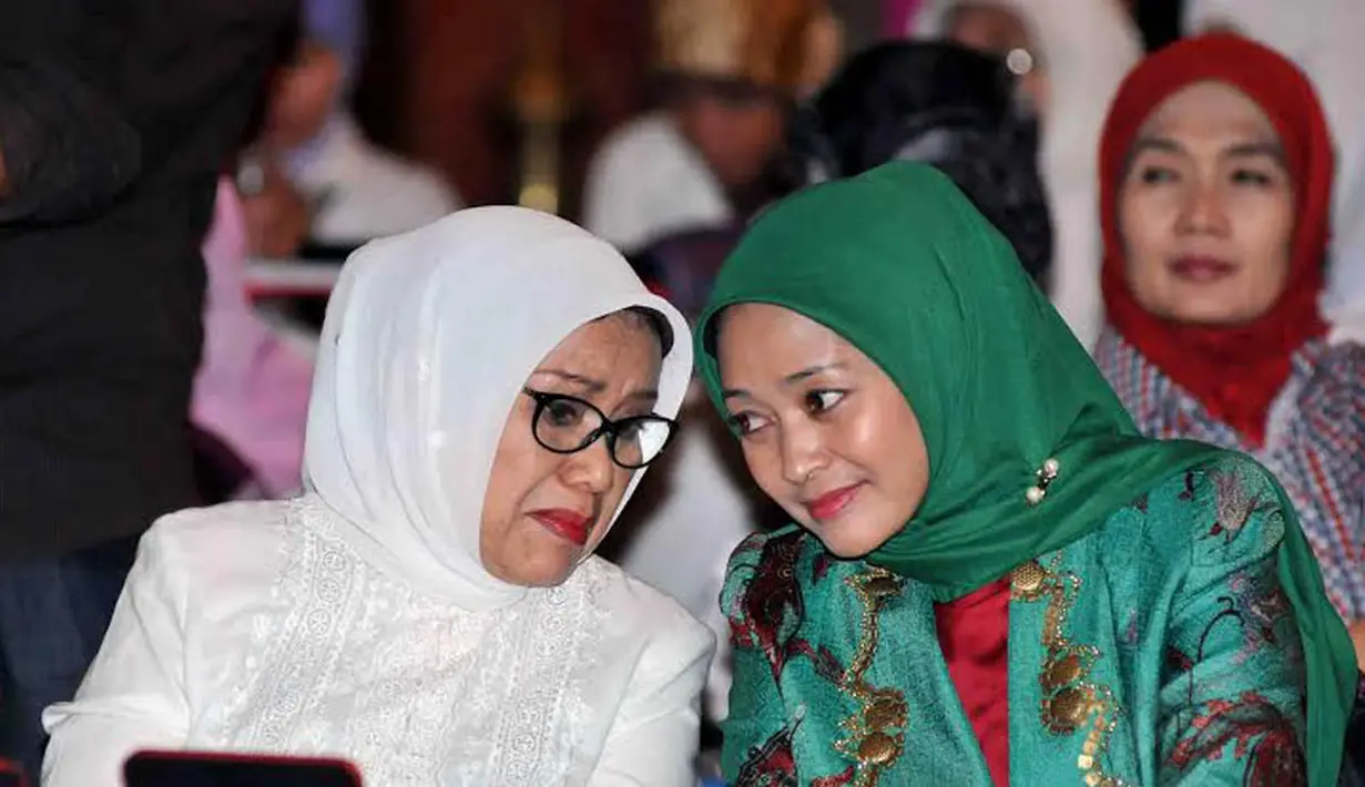  Istri Cawapres Mufidah Jusuf Kalla (berbaju putih) ikut berusaha mencari dukungan untuk meraih suara (Liputan6.com/Johan Tallo). 