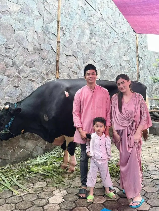 8 Gaya Seleb Bareng Hewan Kurbannya di Idul Adha 2024, dari Fuji An hingga Vicky Shu