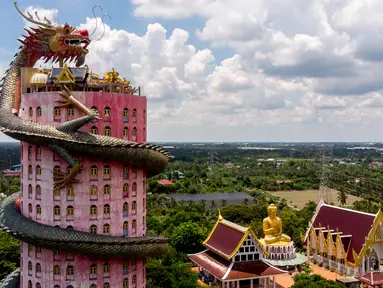 Pemandangan udara pada 11 September 2020 menunjukkan kuil Budha Wat Samphran (Kuil Naga) di Nakhon Pathom, sekitar 40 km sebelah barat Bangkok. Kuil Buddha ini menjadi salah satu destinasi wisata di Thailand karena memiliki arsitektur menakjubkan. (Photo by Mladen ANTONOV / AFP)