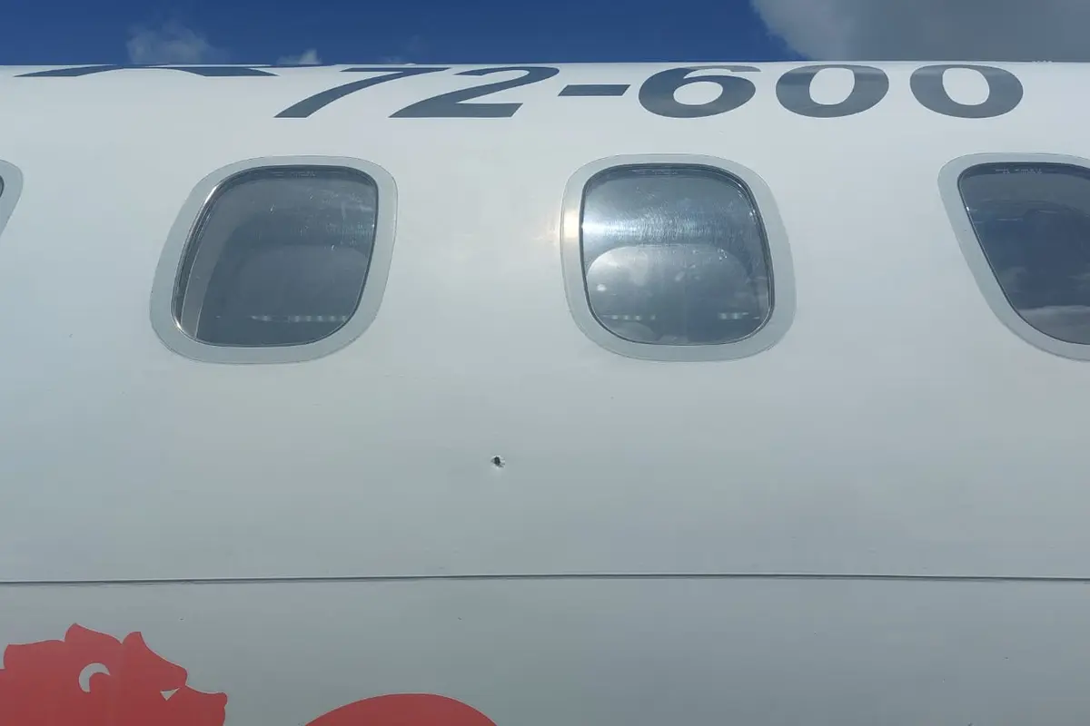 Pesawat Wings Air PK-WJT ART 72-600 ditembak oleh Kelompok Kriminal Bersenjata (KKB) di Dekai, Kabupaten Yahukimo, Papua Pegunungan pada Sabtu (17/2/2024). (Foto: Kementerian Perhubungan)