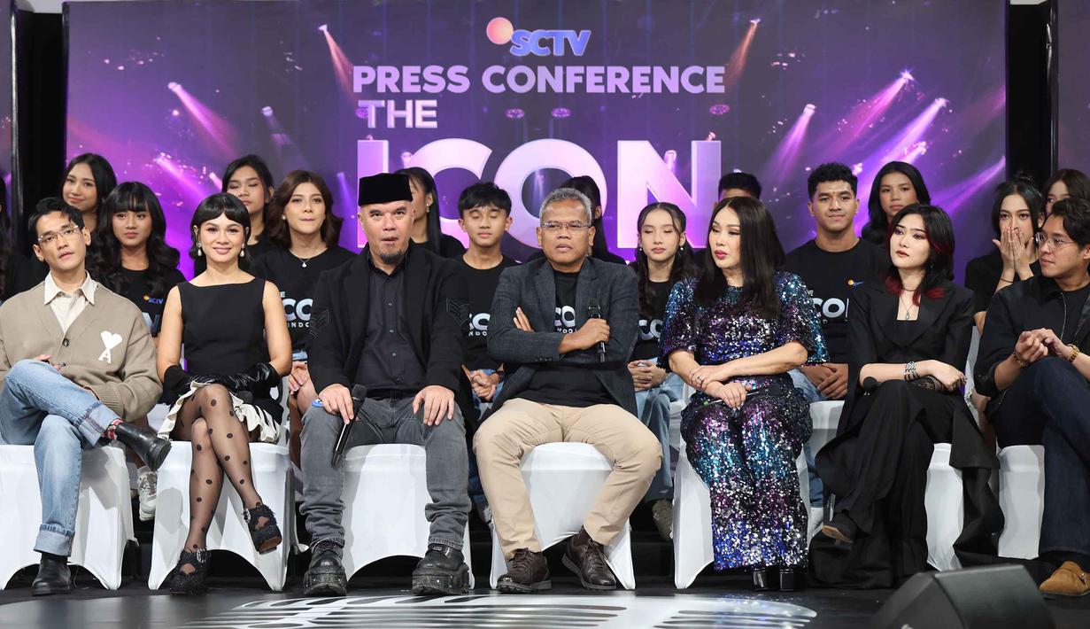 Sebanyak 24 peserta terpilih tengah bersiap bertarung di panggung utama, setelah melewati seleksi ketat yang dimulai sejak akhir 2025. Tampak dalam foto, Deputy Director Programming SCTV, Banardi Rachmat (keempat kiri) bersama para juri saat memberi keterangan terkait peluncuran ajang pencarian bakat The Icon Indonesia di SCTV Tower, Jakarta, Senin (6/4/2026). (Kapanlagi/Budy Santoso)