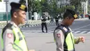 Anggota Brimob disiagakan di sekitar Hotel Mandarin Oriental, Jakarta, Minggu (2/7). Seusai berlibur selama sepekan terakhir di Indonesia, rombongan Barack Obama akan menuju Seoul, Korsel melalui Bandara Halim Perdanakusuma. (Liputan6.com/Angga Yuniar)