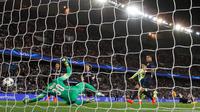 Kiper PSG, Salvatore Sirigu gagal menghalau tendangan penyerang Barcelona Luis Suarez saat leg 8 besar Liga Champions di Parc des Princes, Paris, Kamis (16/4/2015). Barcelona menang 3-1 atas Paris Saint Germain. (Reuters/Christian Hartmann)