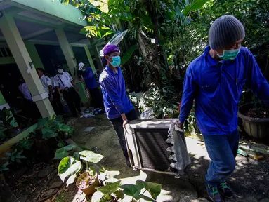 PT. KAI (Persero) melakukan pengosongan rumah mantan Kadaop 1 PT KAI, Eddy Sasongko, Jakarta, Kamis (24/4/2014) (Liputan6.com/Faizal Fanani).  