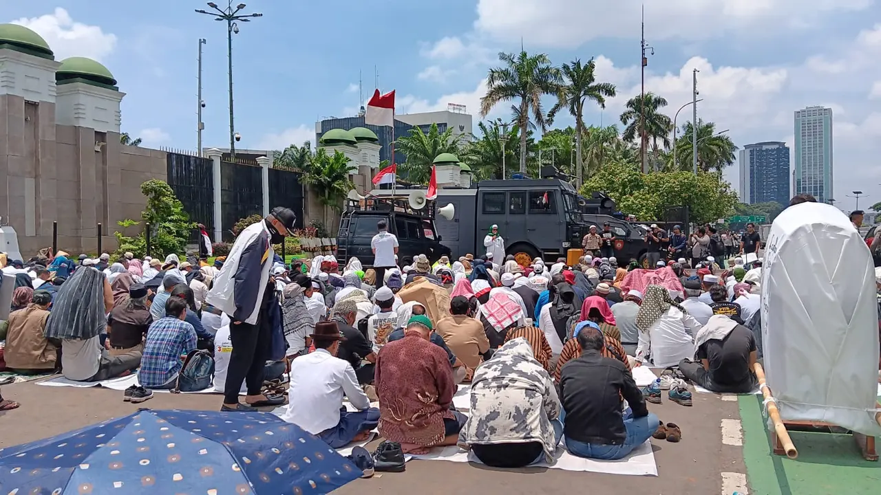 Massa menggelar sholat Jumat di depan gedung DPR, Jumat (1/3/2024).
