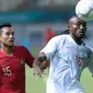 Pemain Timnas Indonesia, Ricky Fajrin (kiri) berebut bola dengan pemain Hong Kong pada laga uji coba internasional di Stadion Wibawa Mukti, Cikarang, Selasa (16/10). Babak pertama, Indonesia unggul 1-0. (Liputan6.com/Helmi Fithriansyah)