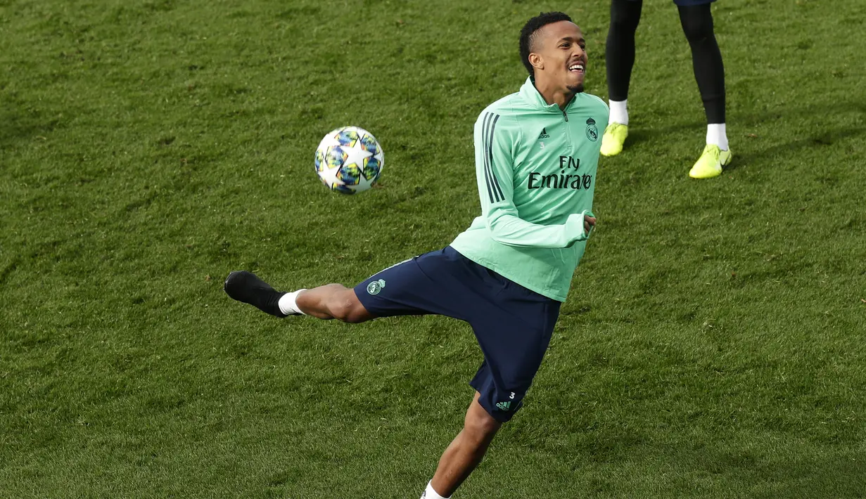 Bek Real Madrid, Militao mengontrol bola saat mengikuti latihan tim di Valdebebas di Madrid, Spanyol (5/11/2019). Real Madrid akan melawan wakil Turki, Galatasaray pada Grup A Liga Champions di Estadio Santiago Bernabeu. (AP Photo/Manu Fernandez)