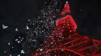 Menara Tokyo tampak dihiasi cahaya berwarna merah dalam rangka menyambut Tahun Baru Imlek di Tokyo, Jepang, pada 24 Januari 2020. Menara Tokyo dihiasi cahaya berwarna merah pada Jumat (24/1) untuk merayakan datangnya Tahun Tikus China yang jatuh pada 25 Januari 2020. (Xinhua/Du Xiaoyi)