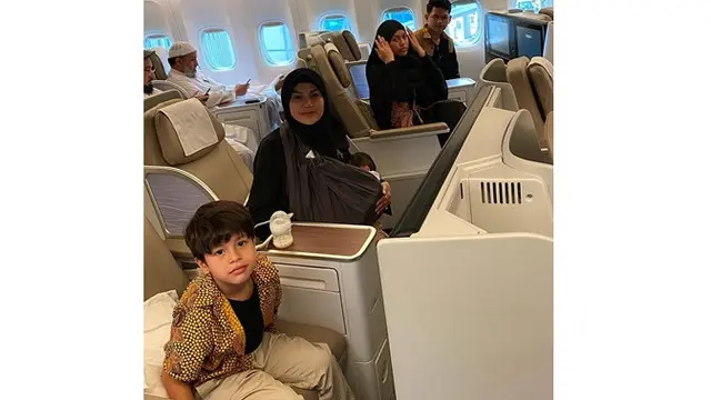 6 Potret Nikita Mirzani Umrah, Pertama Kali Ajak sang Anak