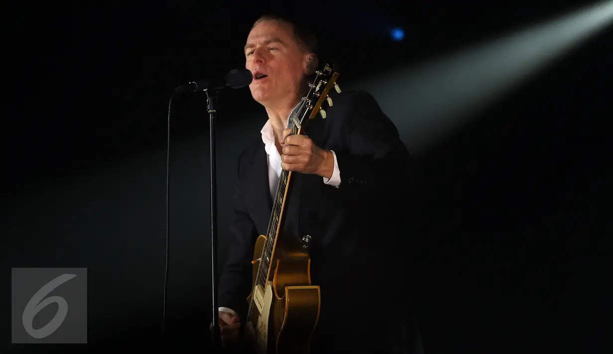 Penyanyi asal Kanada, Bryan Adams saat menyanyikan lagu pertama pada konser "Get Up Tour" di Jakarta, Senin (16/1).  Konser ini merupakan bagian tur untuk album ke-13 “Get Up”. (Liputan6.com/Helmi Fithriansyah)