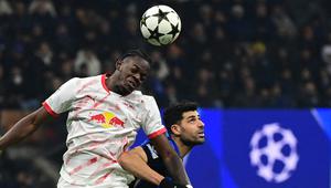 Bek RB Leipzig asal Prancis, Castello Lukeba, berebut bola dengan penyerang Inter Milan, Mehdi Taremi, dalam pertandingan Liga Champions di San Siro, 26 November 2024. (PIERO CRUCIATTI / AFP)