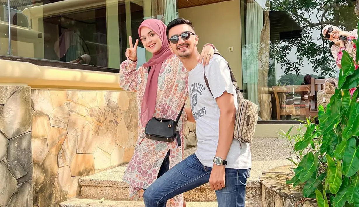 Tahun 2022 merupakan tahun ketiga Vebby Palwinta rayakan ulang tahun bareng suami. Setiap tahunnya saat bertaambah usia, sahabat Dhini Aminarti tentunya rasakan momen berbeda. Bulan Agustus 2020 resmi jadi istri, ulang tahun Agustus 2021 telah resmi jadi ibu, sementara Agustus 2022 keluarga kecilnya makin hangat dan harmonis. (Liputan6.com/IG/@vebbypalwinta)