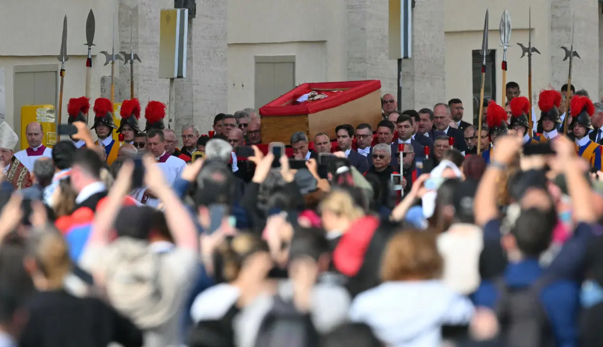 Di Basilika Santo Petrus, Vatikan, jenazah mendiang Paus Fransiskus akan disemayamkan hingga Sabtu (26/4/2025). (Andreas SOLARO/AFP)