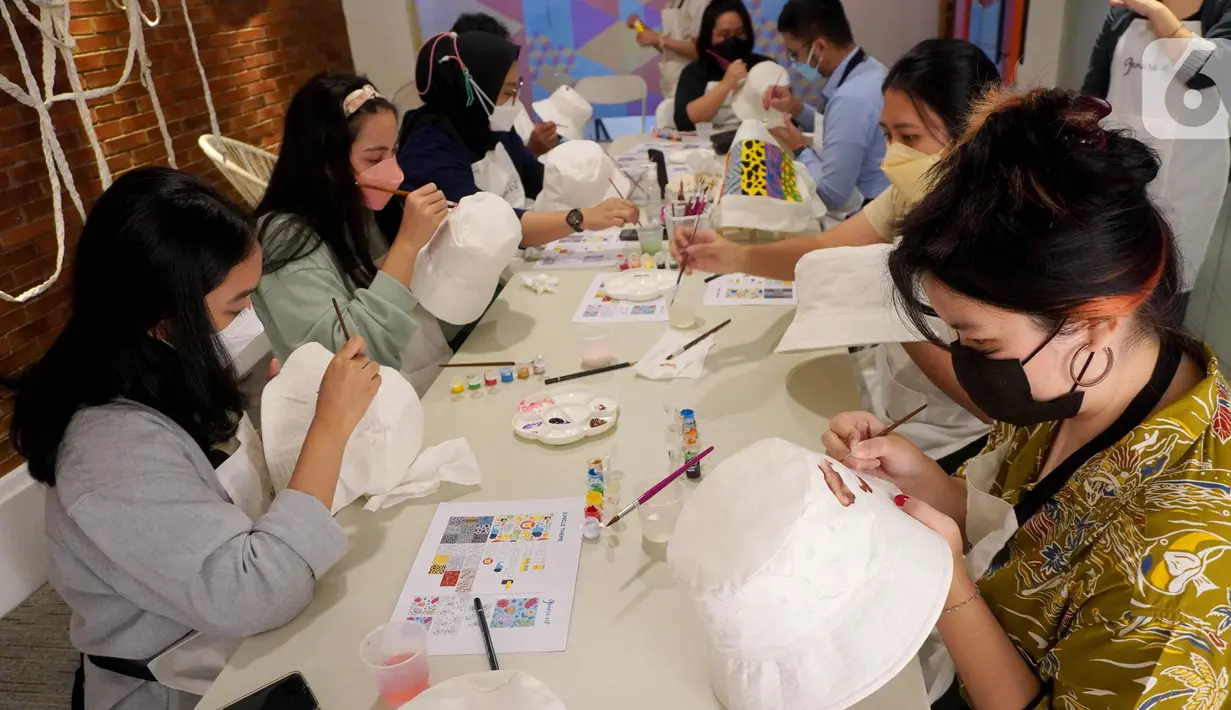 Anak-anak belajar melukis di sela-sela pembukaan Studio Ganara Art di PIK Avenue, Jakarta (14/06/2022). Studio Ganara Art yang ketiga mengadakan program khusus Pay as You Wish hingga 19 Juni untuk kelas Coloring on Fabric (tote bag dan topi) dan Coloring on Pottery (gelas/vas) bagi semua pengunjung. (Liputan6.com/Fery Pradolo)
