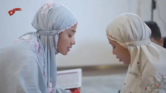 6 Momen Cimoy Montok Belajar Ngaji dan Shalat Tarawih Bareng Dewi Perssik
