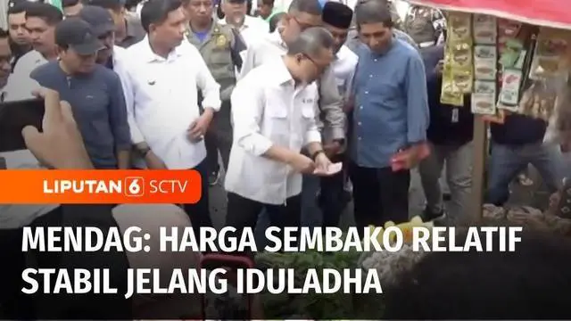 Untuk memastikan harga stabil menjelang Iduladha, Menteri Perdagangan Zulkifli Hasan memantau stok kebutuhan pokok di Pasar Mardika, Ambon, Maluku.