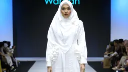 Dini Aminarti terlihat begitu anggun dengan busana putih yang dipakainya lengkap dengan hijab yang menambah kecantiaknnya. Dini tampil luar biasa memukau pada acara Muslim Fashion Festival 2019. (KapanLagi/Daniel Kampua)