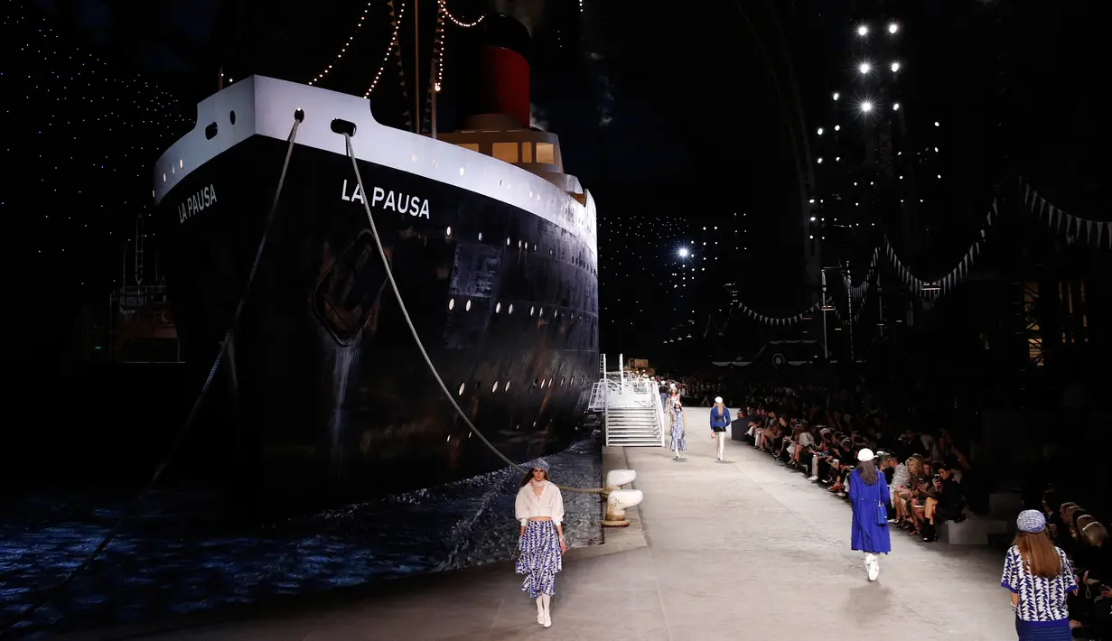 Para model memamerkan busana koleksi busana Chanel Cruise 2018/2019 di Paris, Prancis, Kamis (3/5). Chanel menghadirkan replika kapal pesiar raksasa bernama La Pausa. (AP Photo/Christophe Ena)