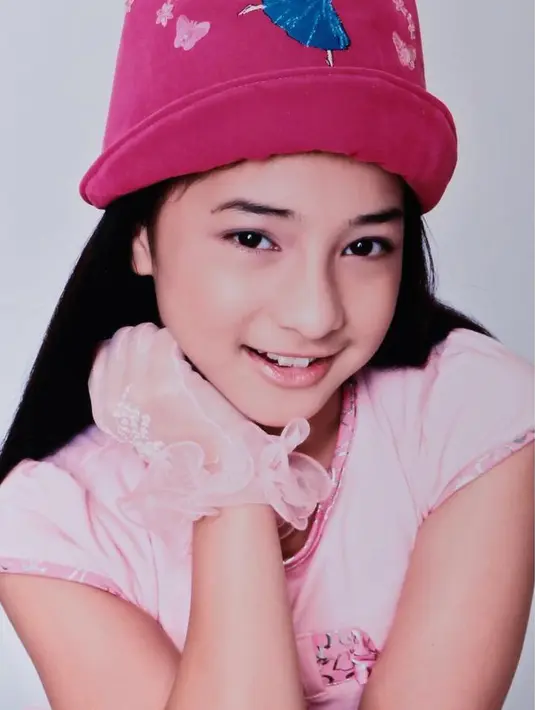 Coba tebak ini foto siapa? Ini adalah foto jadul dari Nikita Willy. Sejak dulu, Nikita memang mempunyai wajah yang imut. (Foto: instagram.com/malibu62studio)