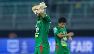 Pemain Persebaya Surabaya, Milos Raickovic, tampak kecewa setelah ditaklukkan Madura United pada lanjutan BRI Super League 2025/2026 di Stadion Gelora Bung Tomo Jumat (17/4/2026). (Bola.com/M Iqbal Ichsan)