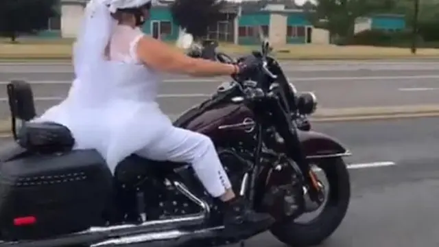 pengantin wanita kendarai Harley (foto: newsflare)
