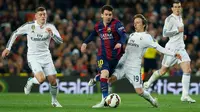 Penyerang Barcelona, Lionel Messi (kedua dari kiri) berusaha melewati dua pemain Real Madrid pada laga Liga Spanyol di Stadion Nou Camp, Senin (23/3/2015). Barcelona Menang 2-1 atas Real Madrid. (Reuters/Albert Gea)