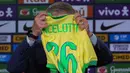 Pelatih kepala tim nasional sepak bola Brasil yang baru, Carlo Ancelotti memegang jersey tim nasional yang diterimanya saat memberi keterangan terkait nama-nama pemain yang akan bertanding di kualifikasi Piala Dunia melawan Ekuador dan Paraguay, di Rio de Janeiro, Senin 26 Mei 2025. (AP Photo/Silvia Izquierdo)