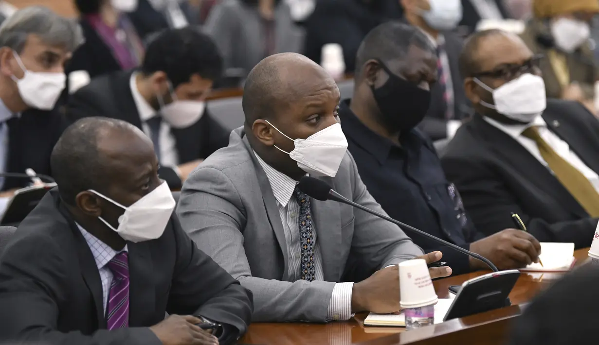 Para diplomat asing mengenakan masker menghadiri konferensi di Kementerian Luar Negeri Korea Selatan di Seoul, Jumat (6/3/2020). Konferensi mendengarkan pengarahan dari Menteri Luar Negeri Korea Selatan Kang Kyung-wha mengenai situasi terkini terkait virus corona. (Jung Yeon-je/Pool Photo via AP)