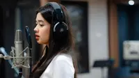 4 Potret Menawan Aqeela Calista di Studio Rekaman, Kode Kuat Segera Rilis Single Baru?