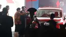 Presiden Joko Widodo (Jokowi) melihat mobil Mitsubishi Xpander pada peresmian ekspor perdananya di IPC Car Terminal, Cilincing, Jakarta, Rabu (25/4). Mitsubishi Motors secara resmi melakukan ekspor perdana Mitsubishi Xpander. (Liputan6.com/Angga Yuniar)