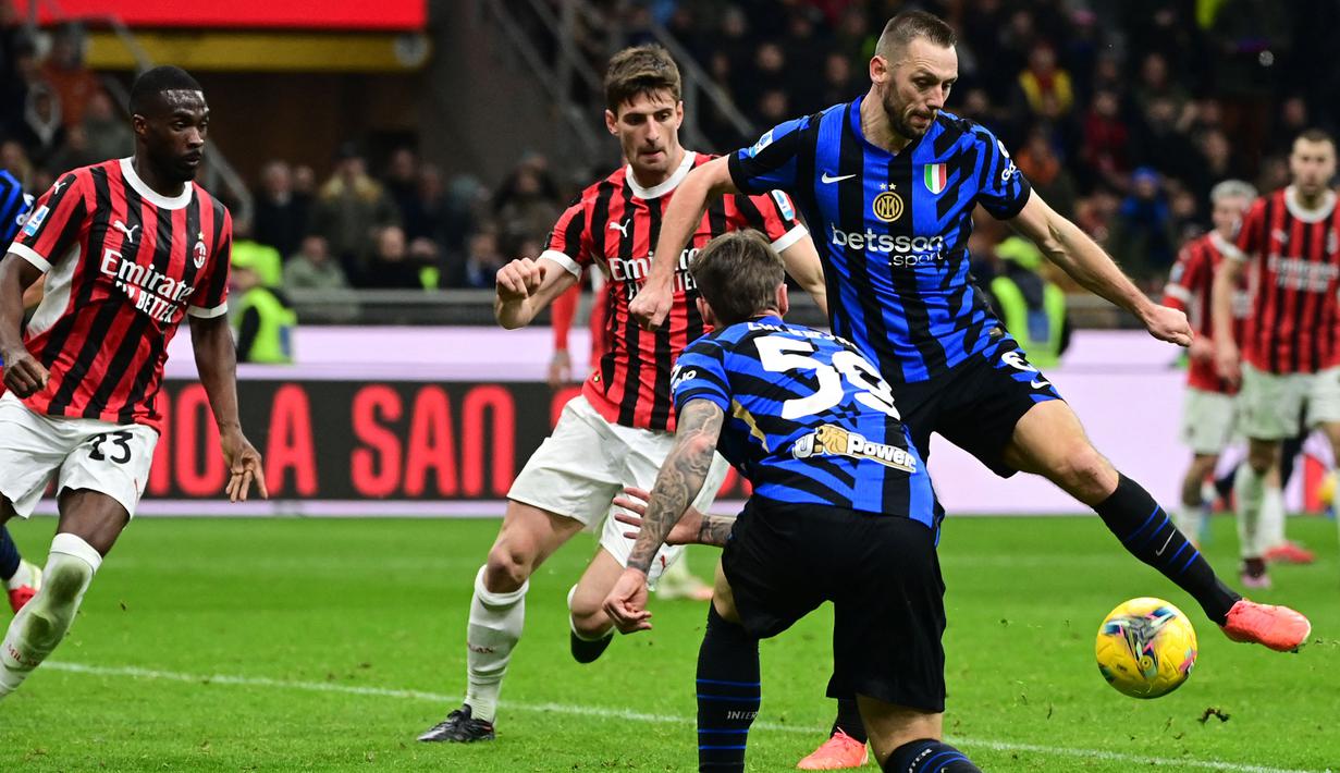 Pemain Inter Milan, Stefan de Vrij mencetak gol penyeimbang 1-1 ke gawang AC Milan dalam laga lanjutan Liga Italia 2024/2025 di San Siro, Milan, Italia, Senin (03/02/2025) WIB. (AFP/Piero Cruciatti)