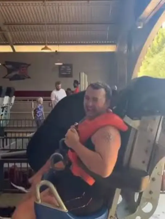 Memanfaatkan waktu liburnya, Sam Smith pun mencoba semua wahana yang ada di taman hiburan tersebut. (Foto: Instagram/@samsmith)