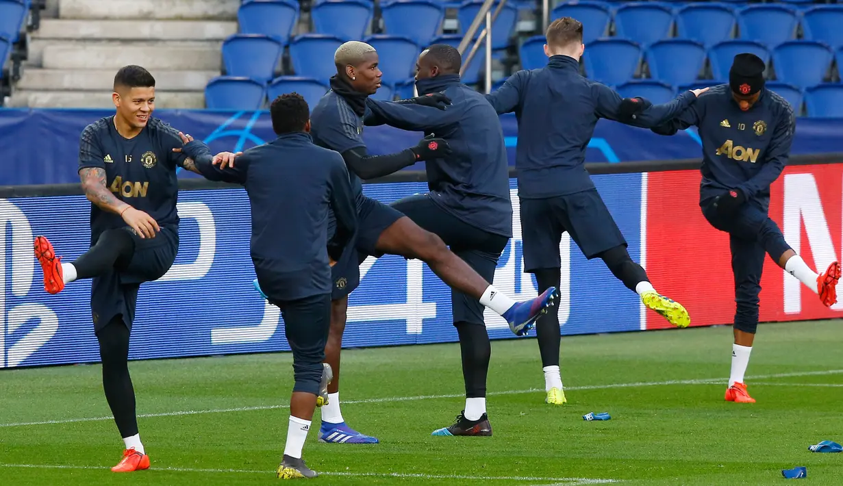 Para pemain Manchester United melakukan pemanasan saat sesi latihan di stade des Princes stadion di Paris, Prancis (5/3). Manchester United akanmelawan PSG pada leg kedua babak 16 besar Liga Champions di Parc des Princes. (AP Photo/Michel Euler)
