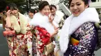 Sejumlah gadis di Jepang berkimono menuju salah satu taman hiburan di Tokyo, Jepang, Senin (9/1). Kehadiran mereka untuk merayakan Coming of Age Day atau Hari Datangnya Kedewasaan. (AFP Photo/ TORU YAMANAKA)