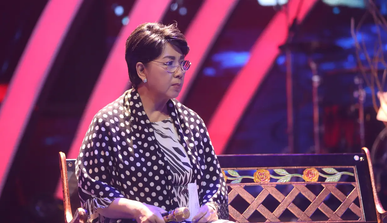 Titiek Puspa yang memiliki nama lahir Sudarwati, melakukan latihan menjelang persiapan konser The Biggest Concert Noah, di Studio 6 Emtek City, kawasan Daan Mogot, Jakarta Barat, Rabu (18/5/2016). (Andy Masela/Bintang.com)
