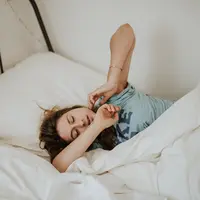 Simak posisi tidur apa yang membuat wajah terhindar dari jerawat. (Foto: Unsplash,com/Kinga Cichewcz).