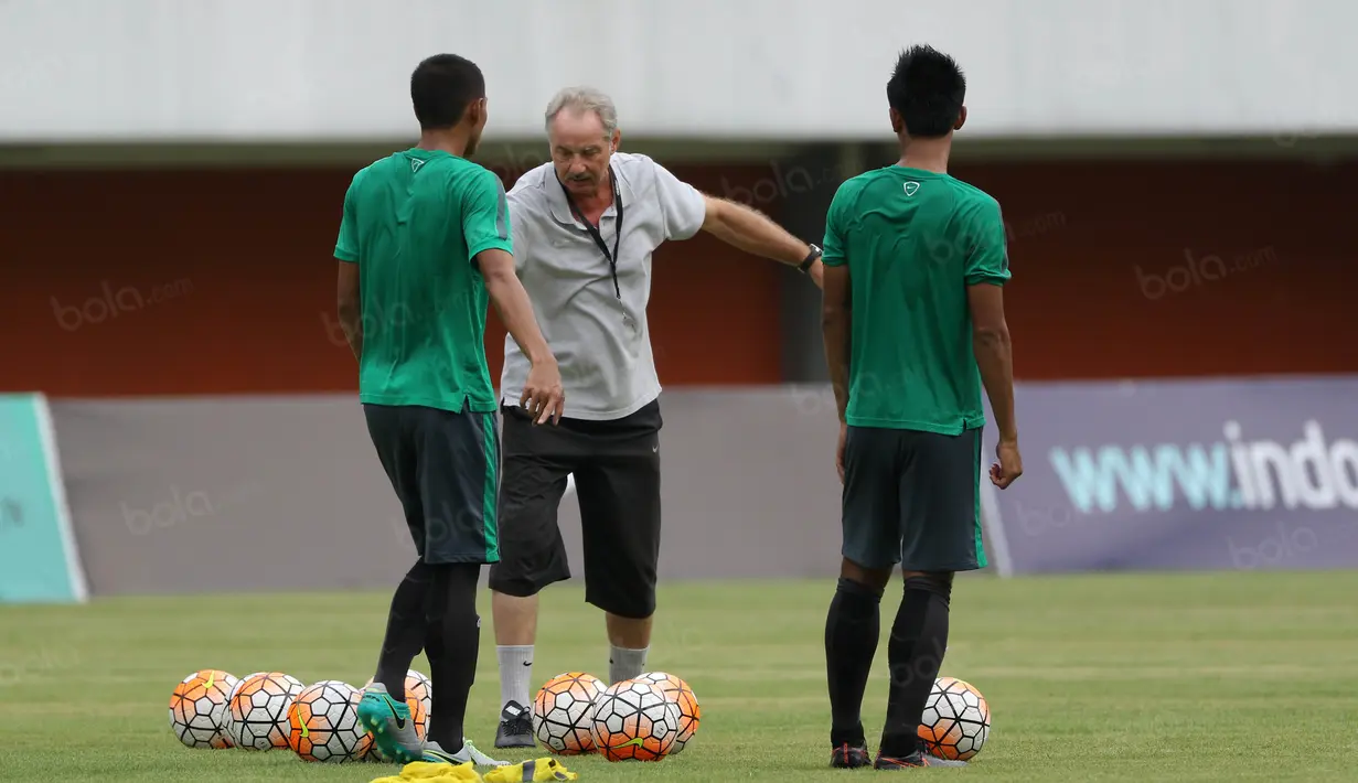 Hansamu Yama (kiri) dan Bayu Pradana mendengar arahan pelatih Alfred Riedl pada sesi latihan di Stadion Maguwoharjo, Sleman, Jumat (07/10/2016). (Bola.com/Nicklas Hanoatubun)